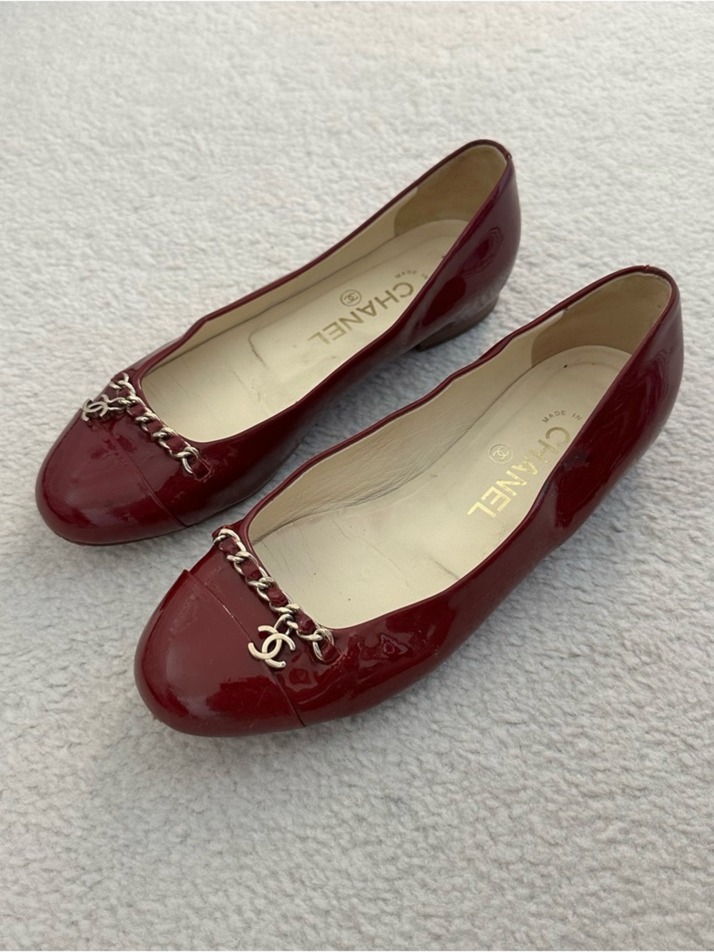 CHANEL Red Patent Leather Ballet Flats with Gold Chain CC